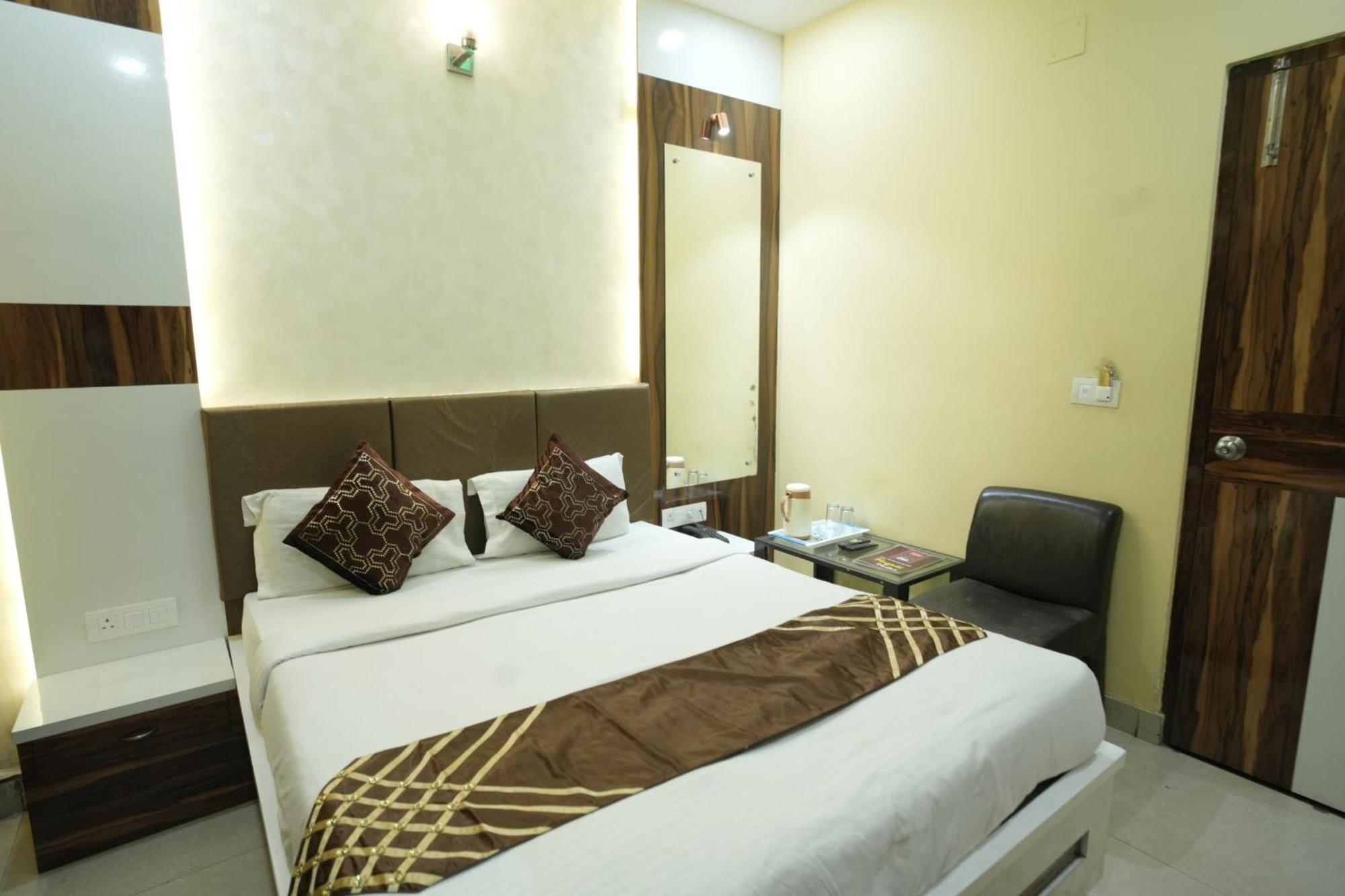 Hotel Rajkamal Near Varanasi Railway Station Exteriör bild