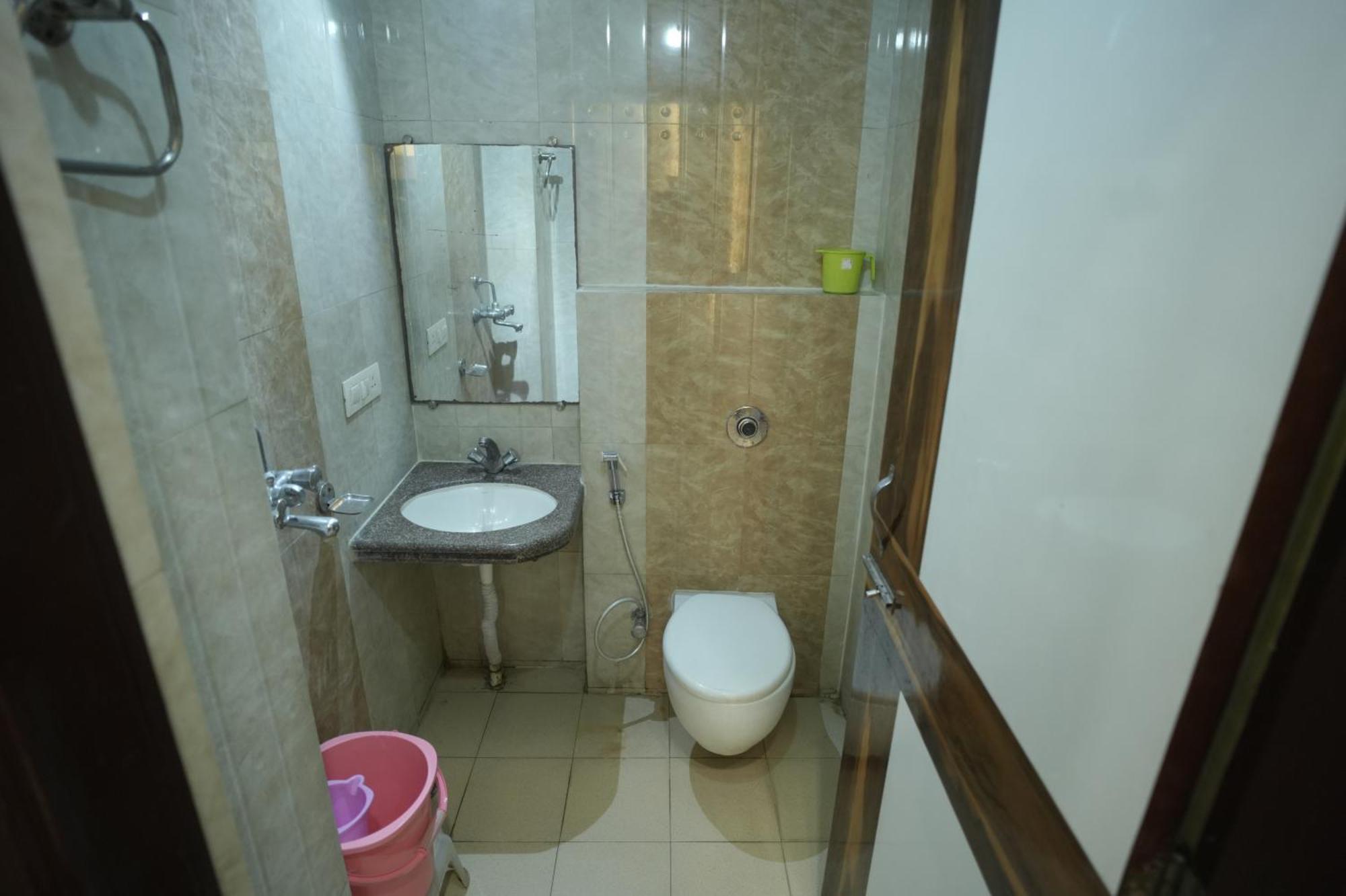 Hotel Rajkamal Near Varanasi Railway Station Exteriör bild
