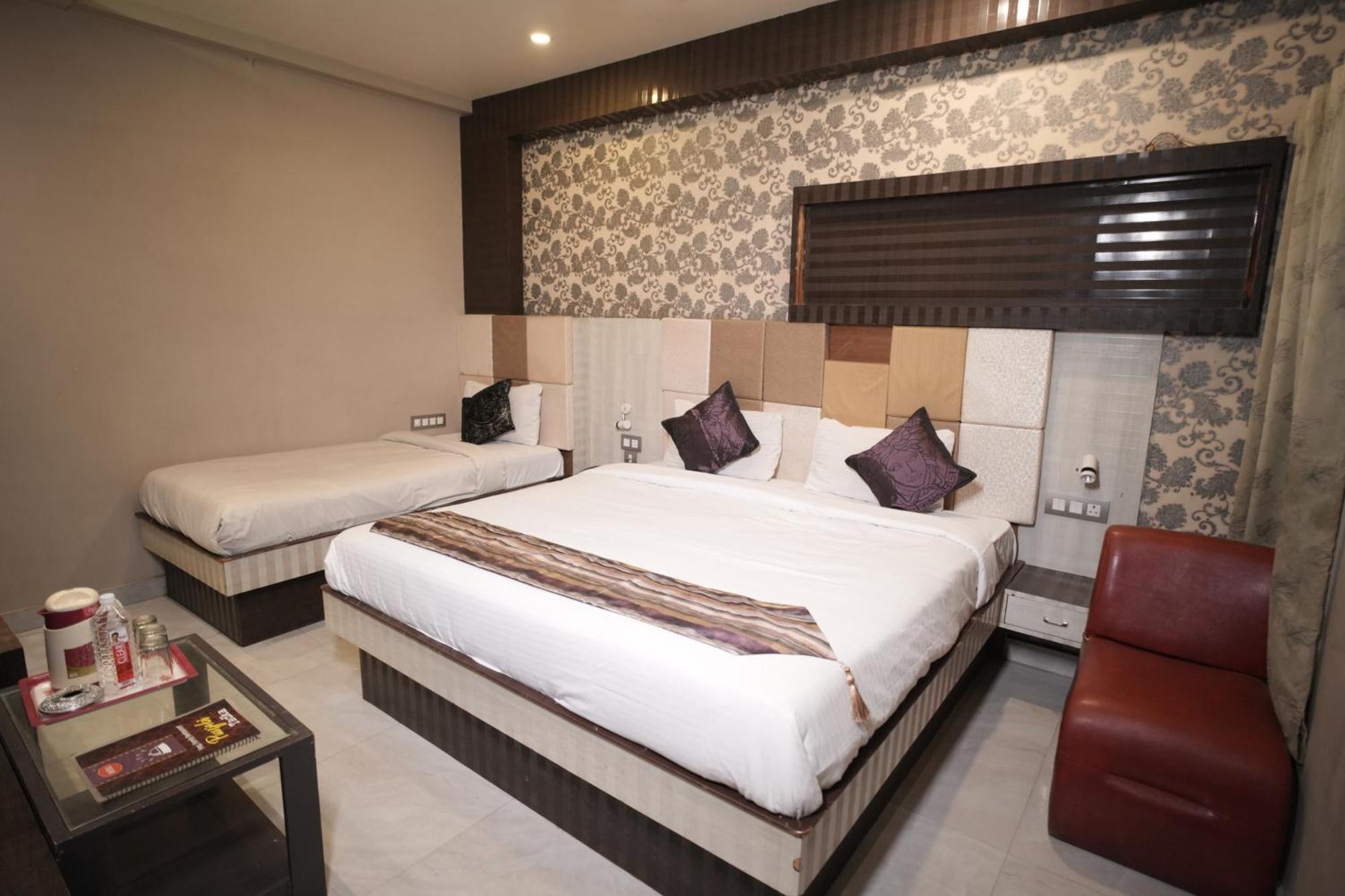 Hotel Rajkamal Near Varanasi Railway Station Exteriör bild