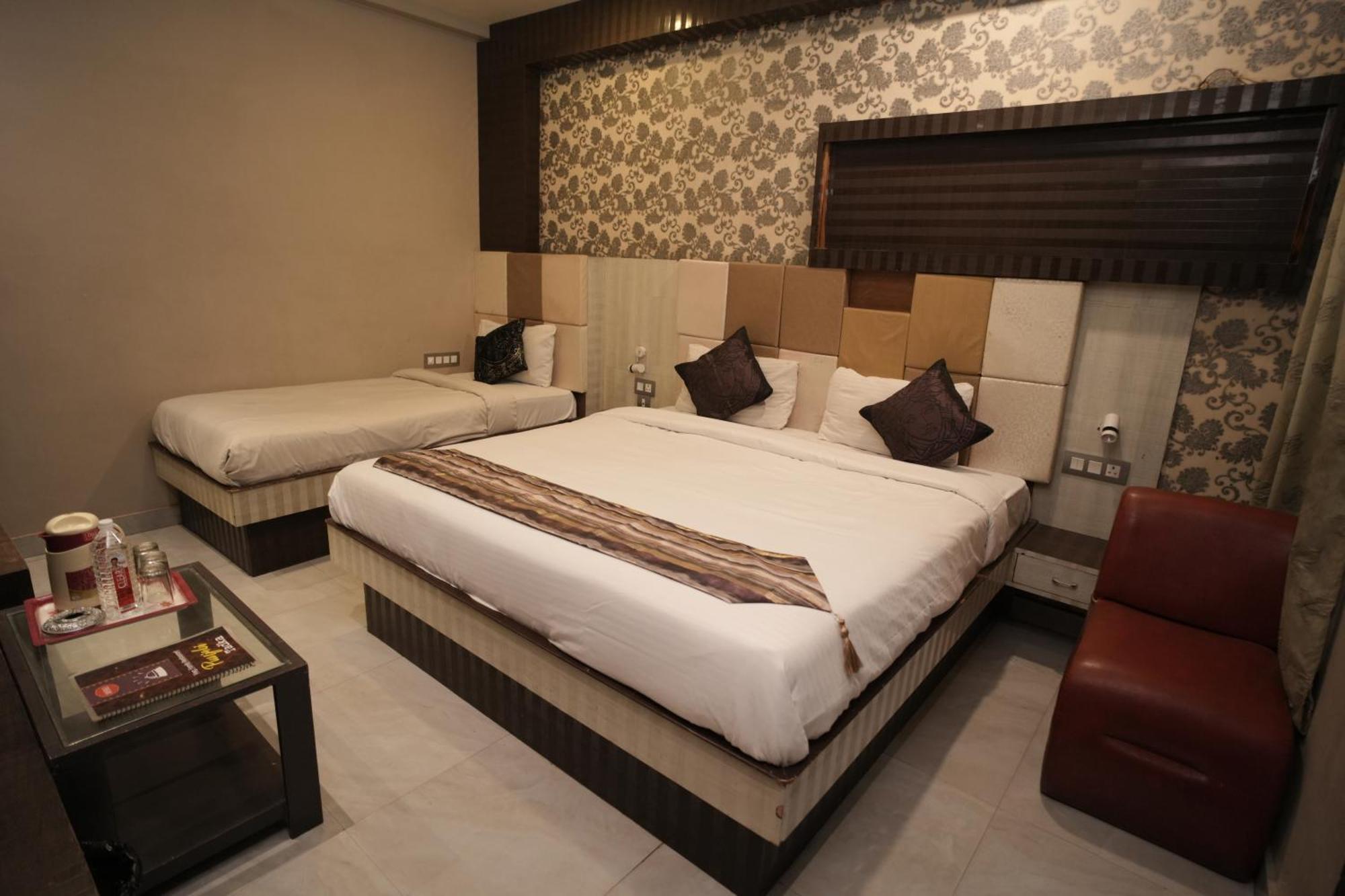 Hotel Rajkamal Near Varanasi Railway Station Exteriör bild