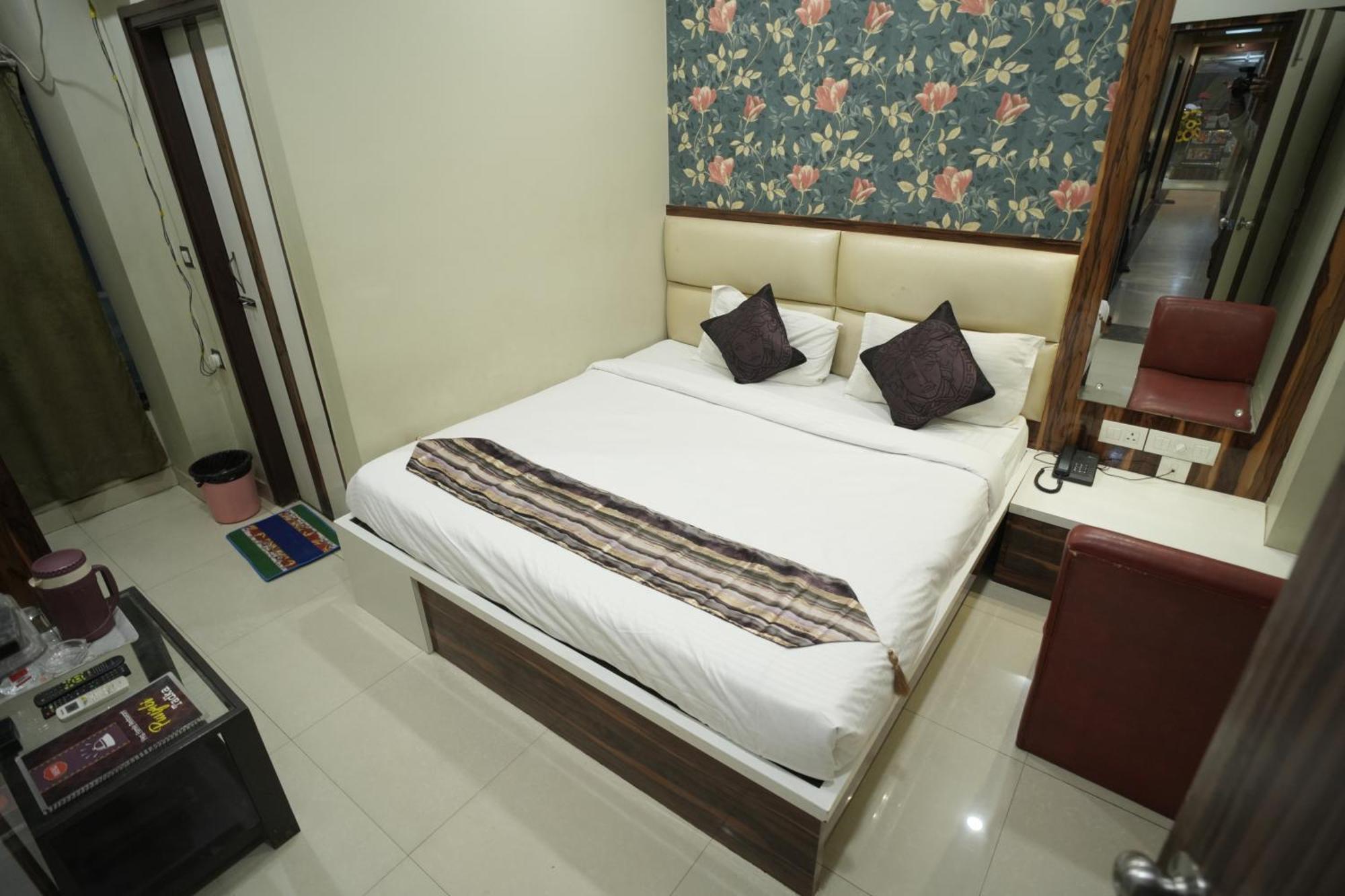 Hotel Rajkamal Near Varanasi Railway Station Exteriör bild