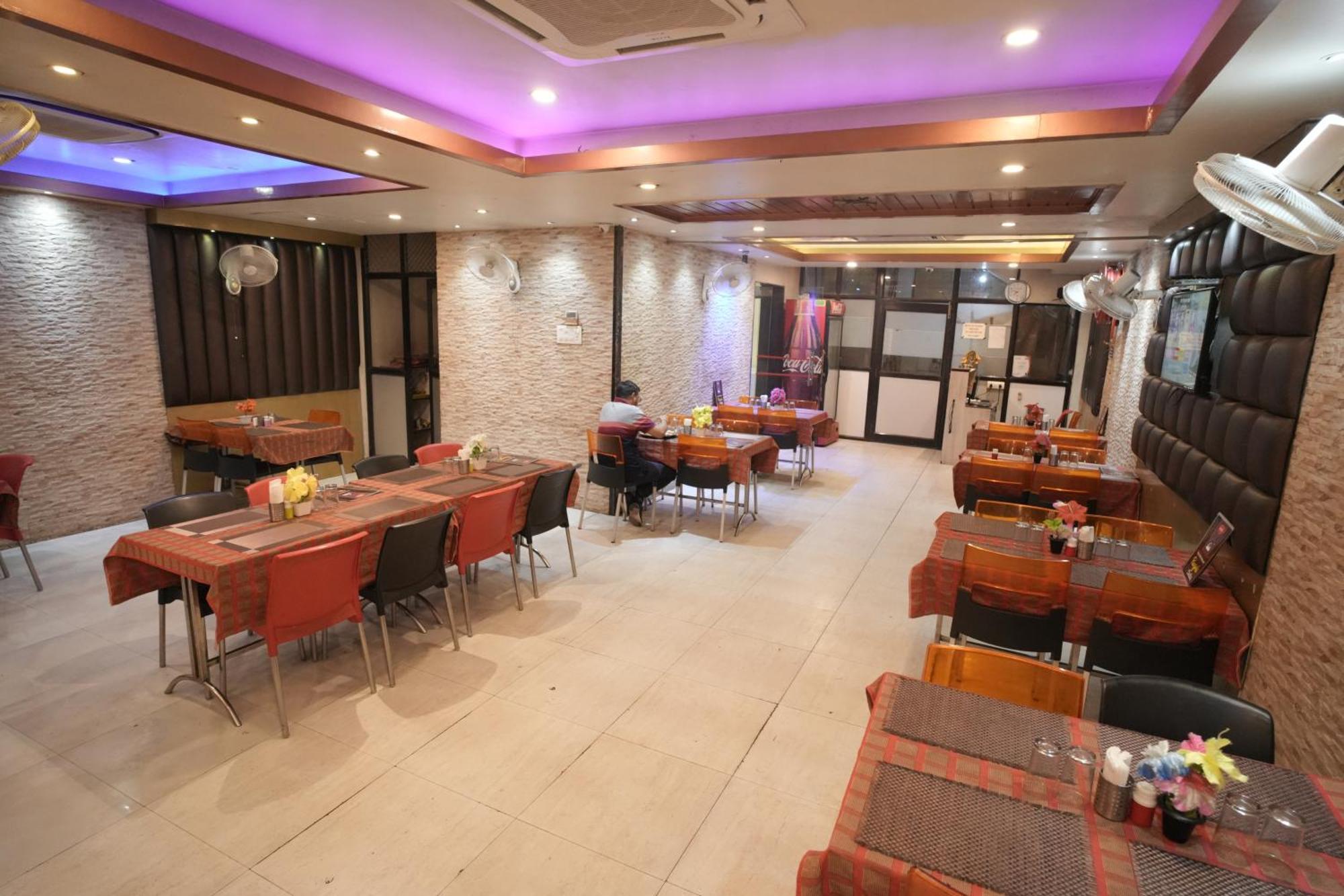 Hotel Rajkamal Near Varanasi Railway Station Exteriör bild
