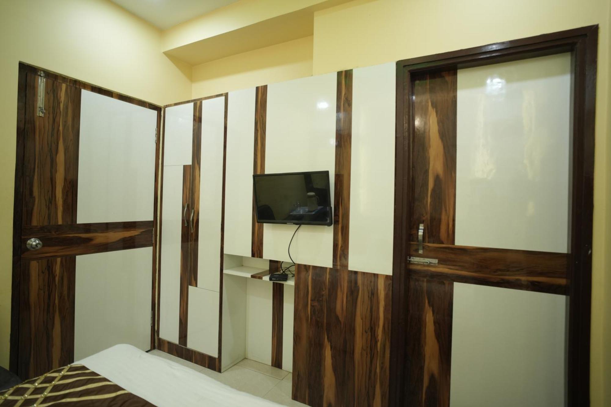 Hotel Rajkamal Near Varanasi Railway Station Exteriör bild