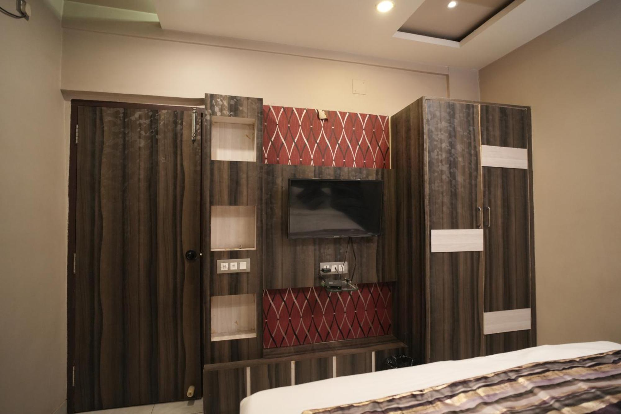 Hotel Rajkamal Near Varanasi Railway Station Exteriör bild