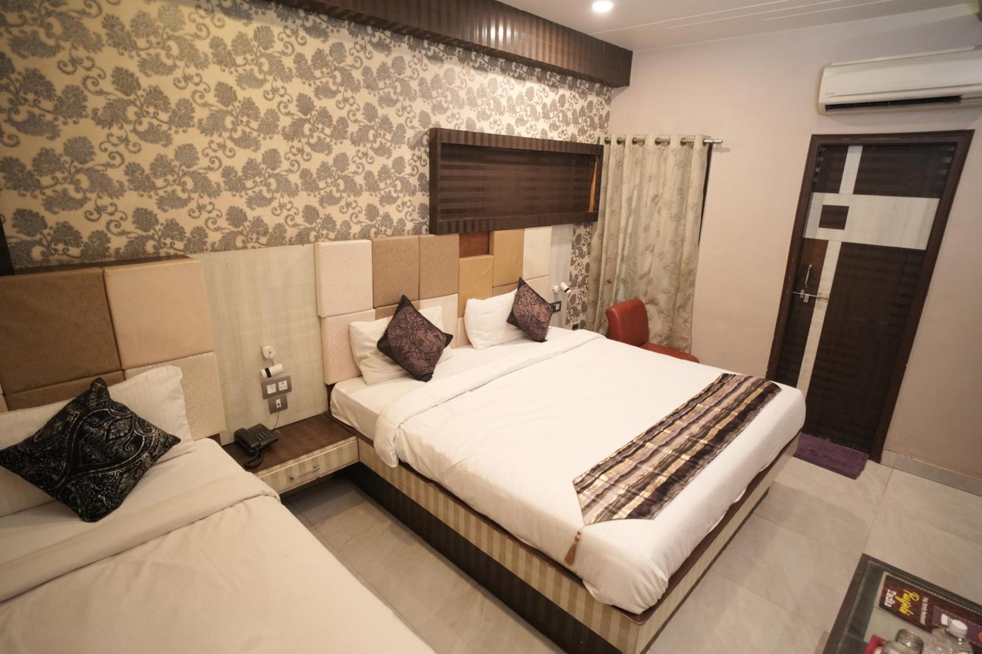 Hotel Rajkamal Near Varanasi Railway Station Exteriör bild