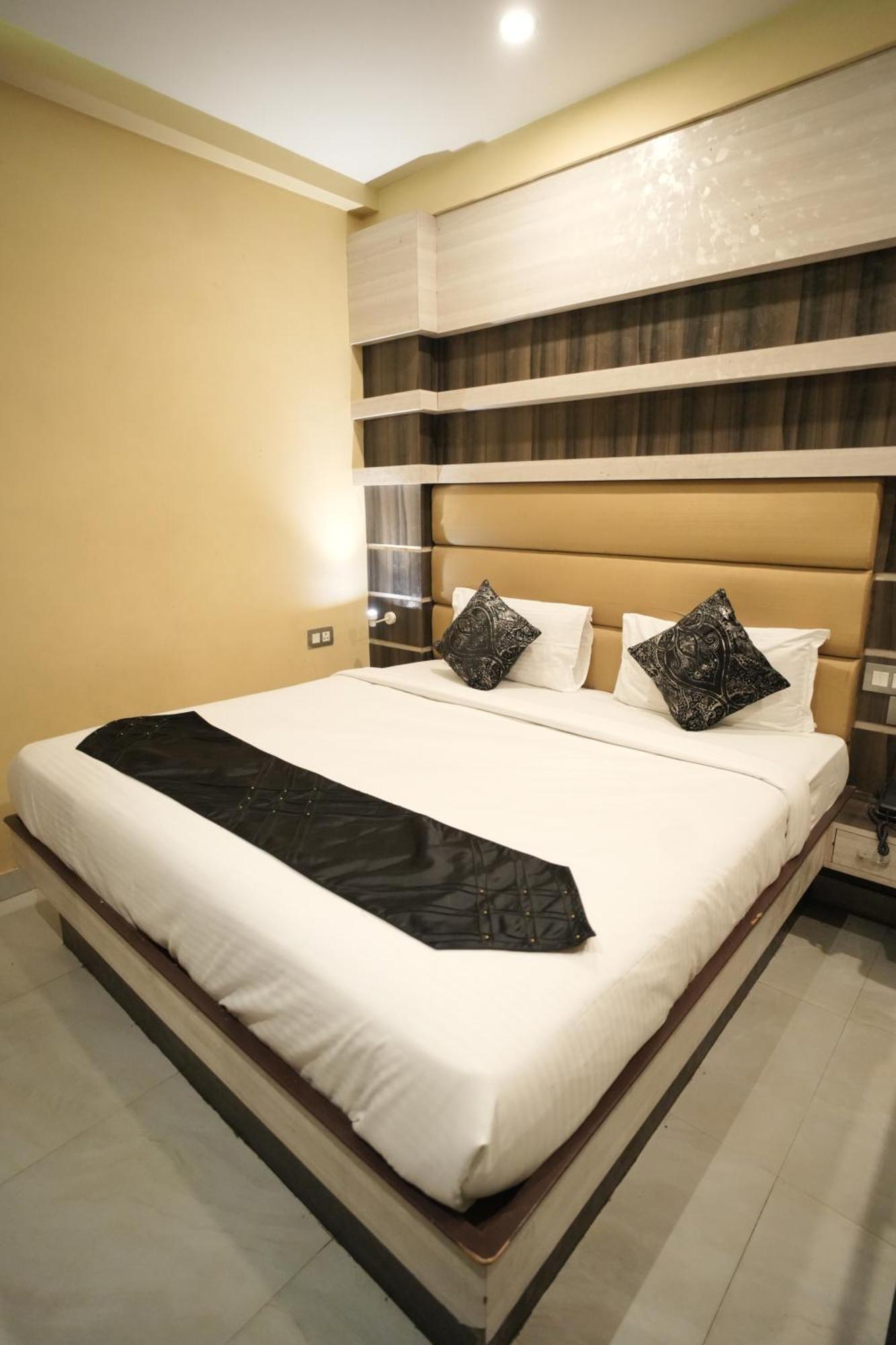 Hotel Rajkamal Near Varanasi Railway Station Exteriör bild