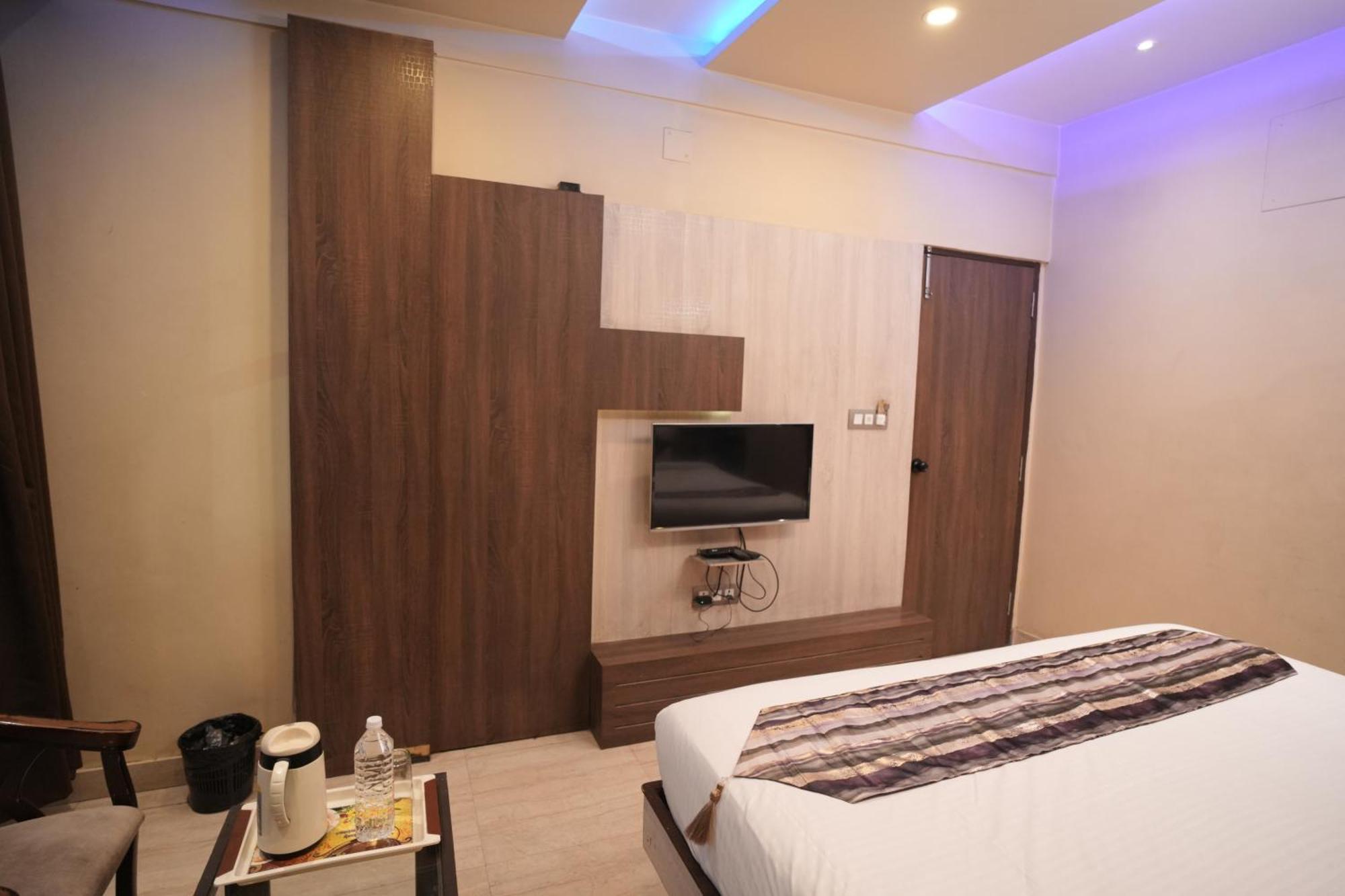 Hotel Rajkamal Near Varanasi Railway Station Exteriör bild