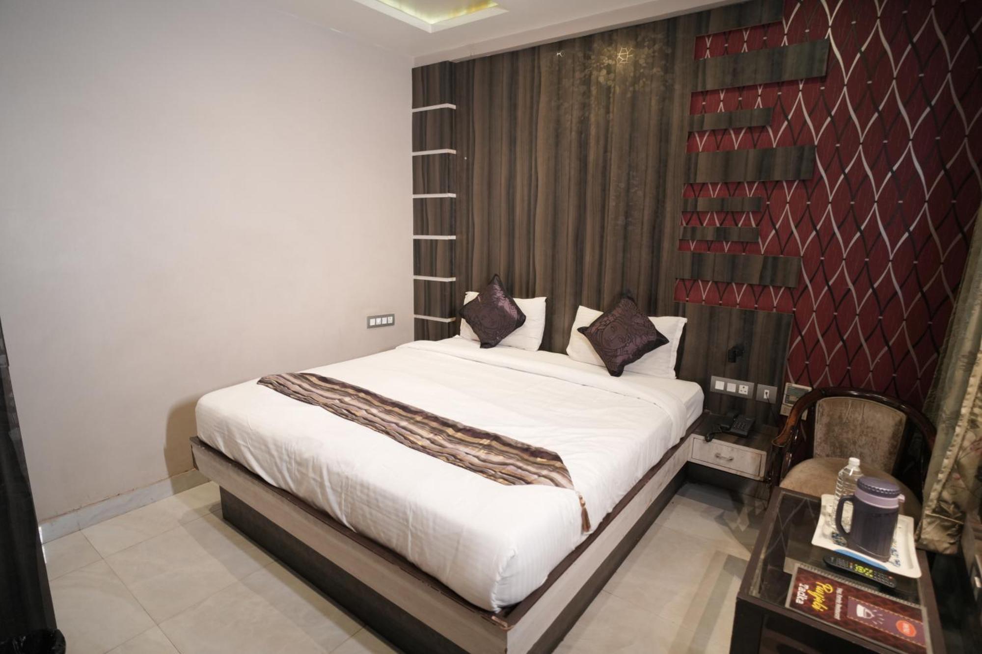 Hotel Rajkamal Near Varanasi Railway Station Exteriör bild