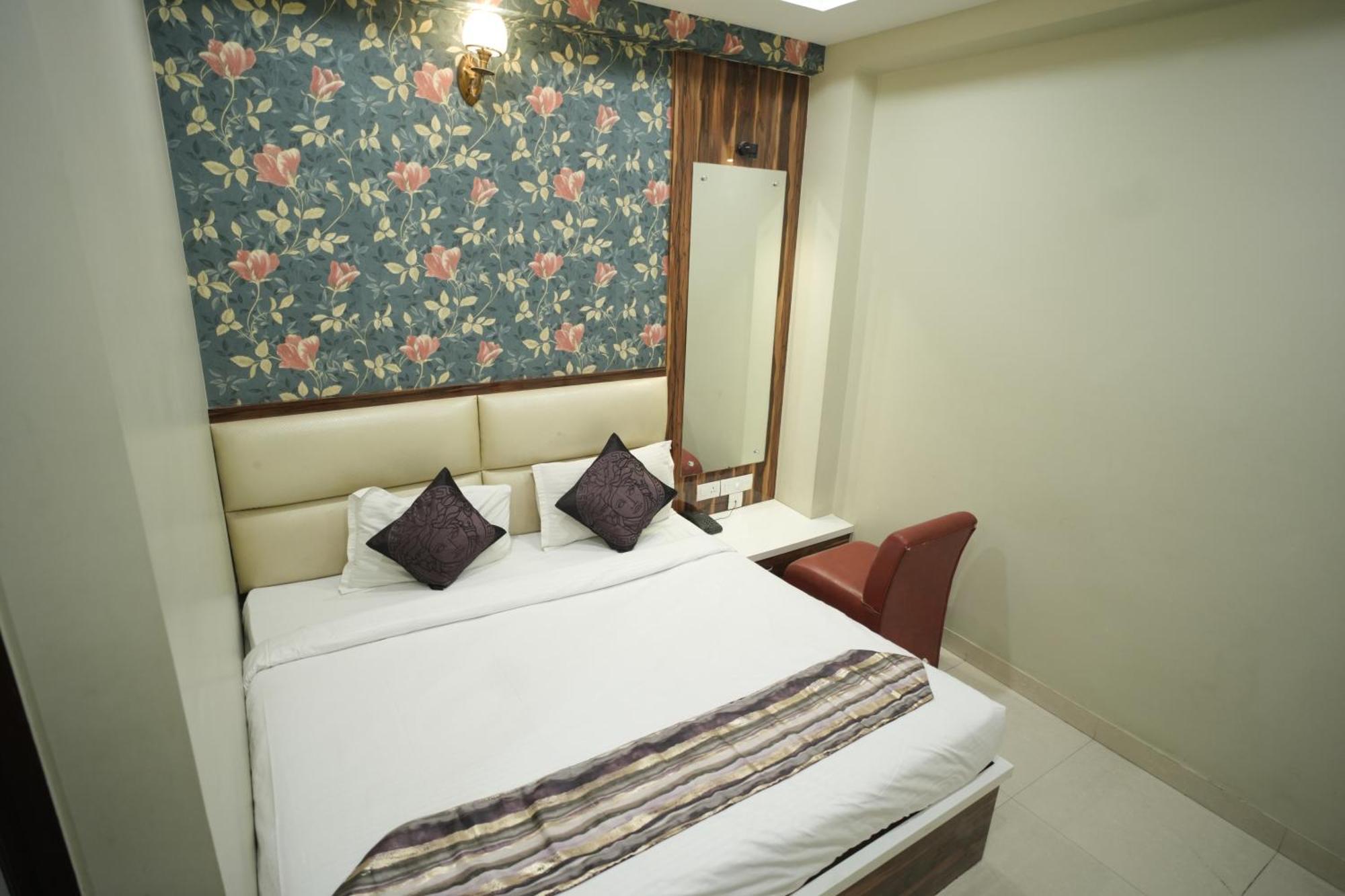 Hotel Rajkamal Near Varanasi Railway Station Exteriör bild