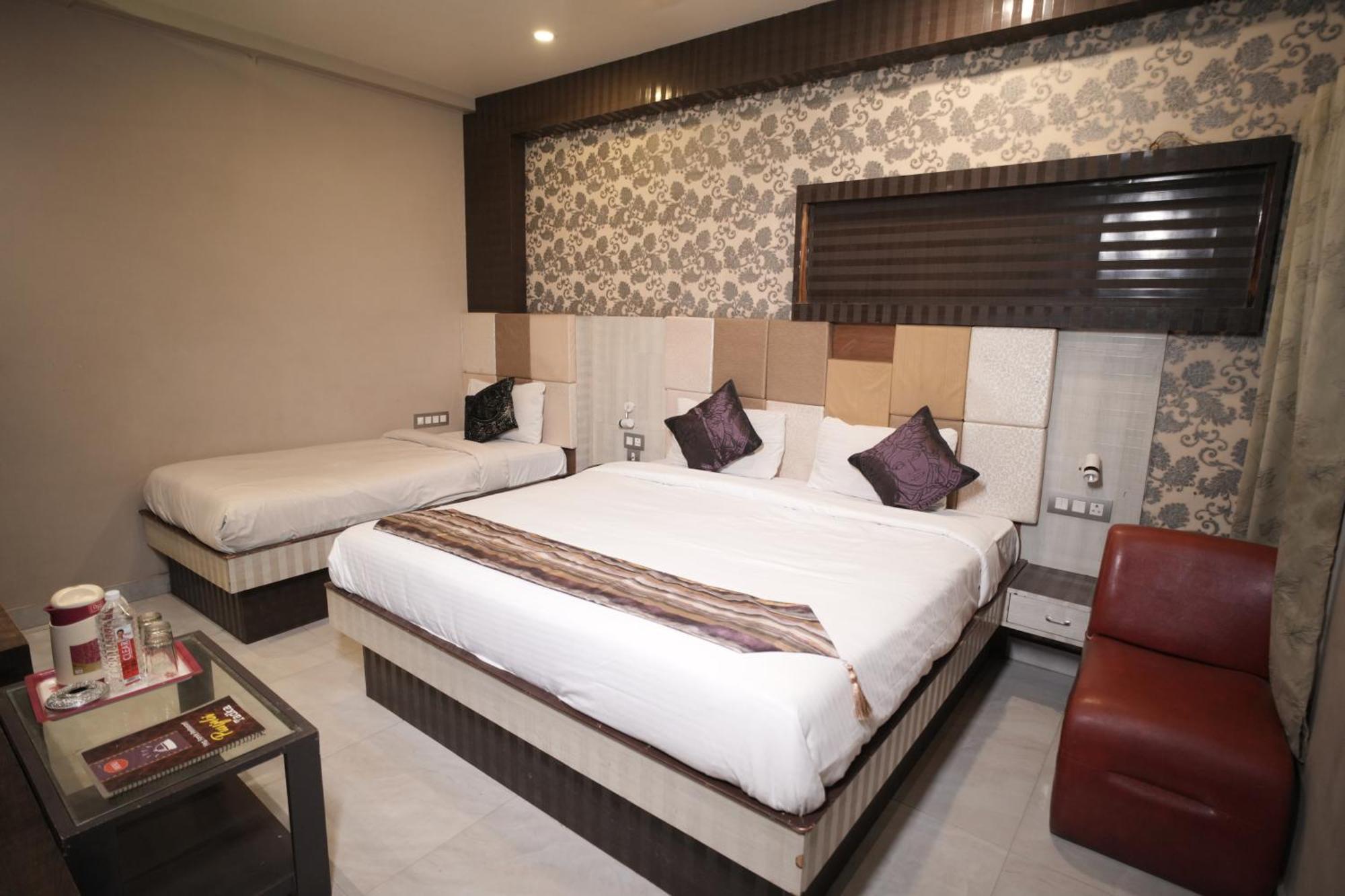 Hotel Rajkamal Near Varanasi Railway Station Exteriör bild