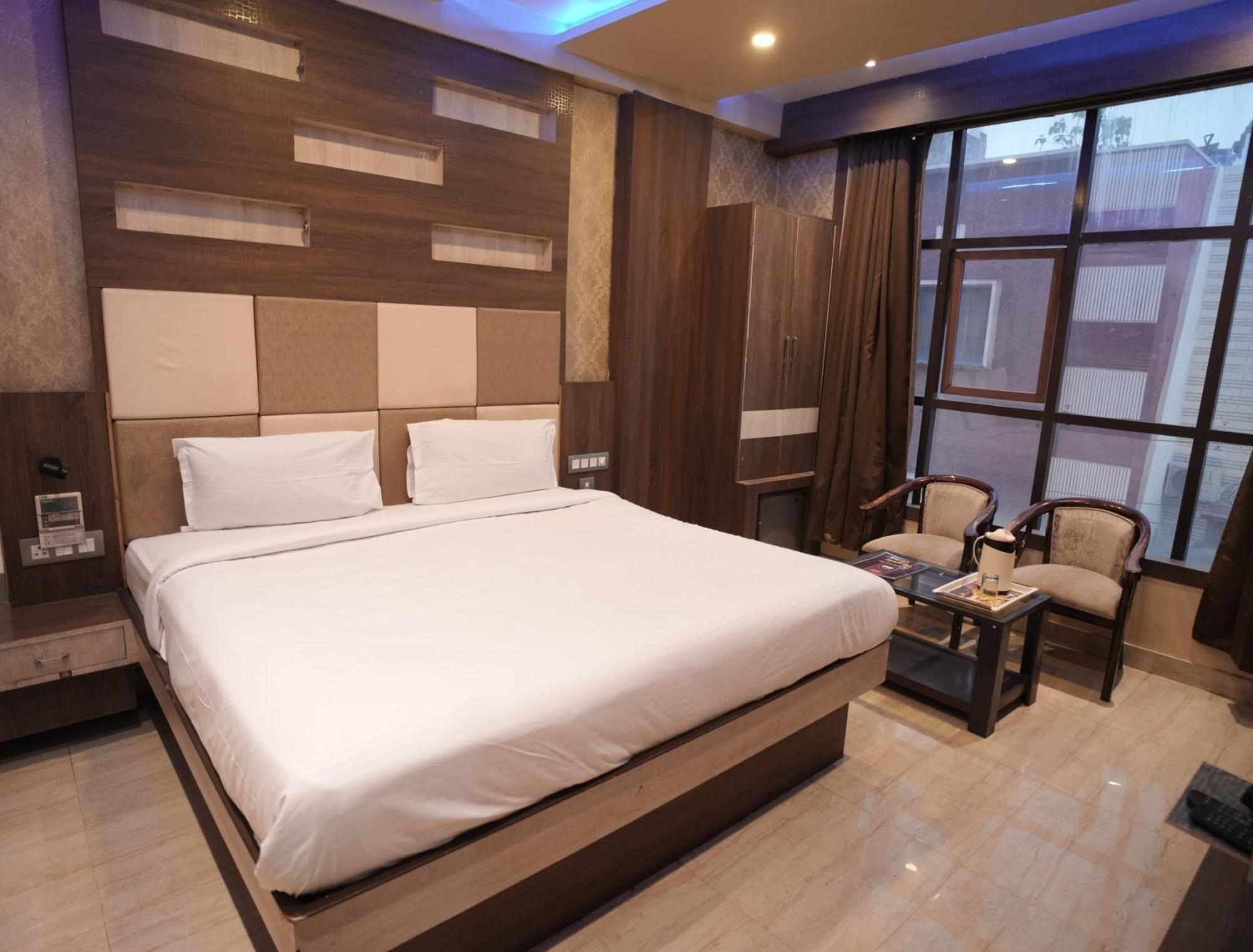 Hotel Rajkamal Near Varanasi Railway Station Exteriör bild